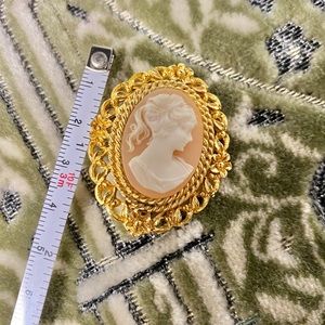 Vintage Gold Pink Carved Cameo Brooch.